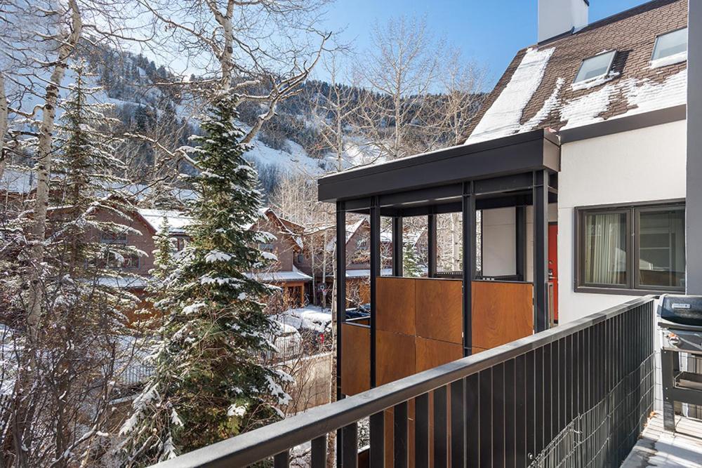 Fifth Avenue 303, Newly Remodeled, Light-filled 3 Bdr Condo, Close To Slopes Holiday home Aspen