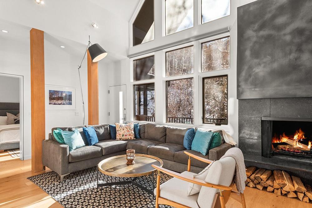 Fifth Avenue 303, Newly Remodeled, Light-filled 3 Bdr Condo, Close To Slopes Holiday home Aspen