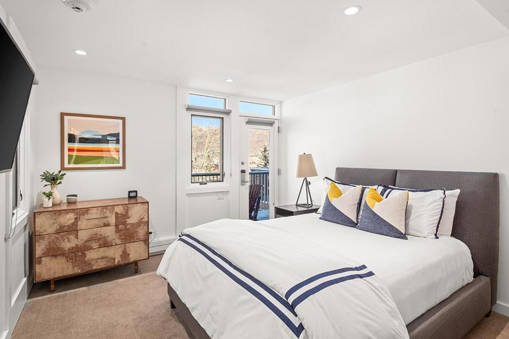 Fifth Avenue 303, Newly Remodeled, Light-filled 3 Bdr Condo, Close To Slopes Holiday home *