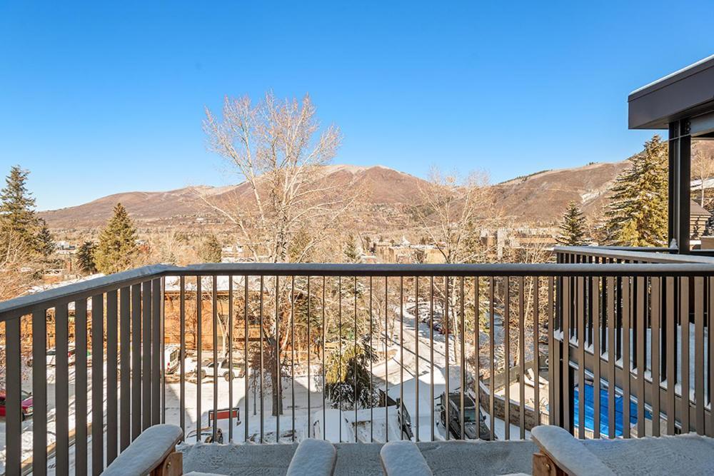 Fifth Avenue 303, Newly Remodeled, Light-filled 3 Bdr Condo, Close To Slopes Holiday home Aspen